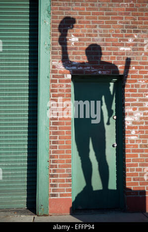 Schatten des Carl Yastrzemski (Yaz) Statue außerhalb Tor 'B' der rote Sox Baseball ground Fenway Park in Boston Stockfoto