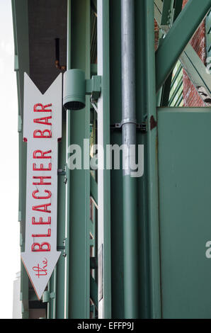 Zeichens Bleacher Bar außerhalb der Heimat der Boston Red Sox Baseball ground Fenway Park in Boston, M.A., Massachusetts, U.S.A. Stockfoto