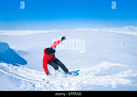 Man bewegt sich auf snowboard Stockfoto