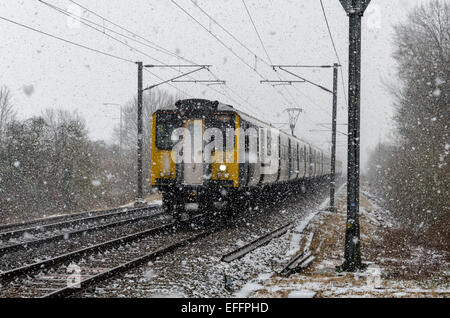 Sawston, Cambridge, UK. 3. Februar 2015. UK-Wetter: Ein northbound Zug auf die London Liverpool Street, Cambridge Linie reist durch Schnee an einem Bahnübergang in Sawston. Bildnachweis: David Jackson/Alamy Live-Nachrichten Stockfoto