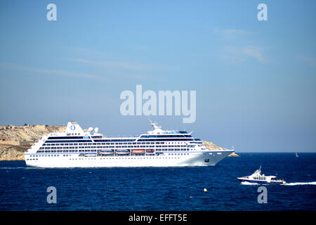 Insignia Kreuzfahrtschiff Eingabe in La Joliette Hafen Marseille Frankreich Stockfoto