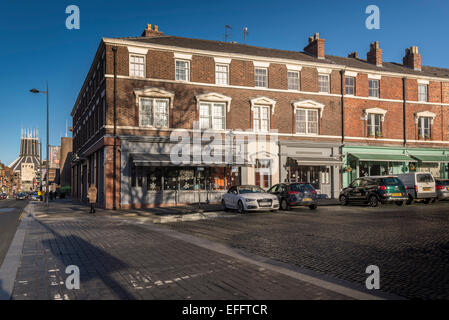 Der Restaurantbereich um Falkner Street und Hope Street in Liverpool mit der Kathedrale in der Ferne. Stockfoto