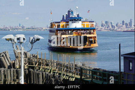 Die Staten Island Fähre «Kennedy» kommt die Anlegestelle in New York, NY, USA, 15. September 2014. Foto: Soeren Stache - kein Draht-Dienst- Stockfoto