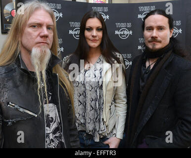 Prag, Tschechische Republik. 3. Februar 2015. Von links nach rechts: Bassist Marco Hietala, Sängerin Floor Jansen und Komponist und Keyboarder Tuomas Holopainen von Nightwish aus Finnland Gruppe präsentieren ihr neue Album in Prag, Tschechische Republik, auf Dienstag, 3. Februar 2015. © Michal Dolezal/CTK Foto/Alamy Live-Nachrichten Stockfoto