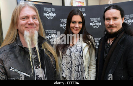 Prag, Tschechische Republik. 3. Februar 2015. Von links nach rechts: Bassist Marco Hietala, Sängerin Floor Jansen und Komponist und Keyboarder Tuomas Holopainen von Nightwish aus Finnland Gruppe präsentieren ihr neue Album in Prag, Tschechische Republik, auf Dienstag, 3. Februar 2015. © Michal Dolezal/CTK Foto/Alamy Live-Nachrichten Stockfoto