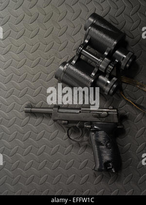 Walther P38 und Fernglas Stockfoto