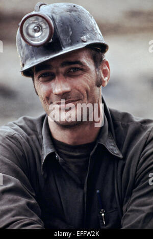Porträts der Kohlebergbau warten gehen auf das 16:00 bis Mitternacht arbeiten verschieben an die Virginia Pocahontas Mine Unternehmensnummer 4. April 1974 in der Nähe Richlands, Virginia. Bergleute arbeiten rund um die Uhr zu graben und die Kohle bringt. Stockfoto
