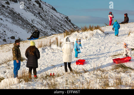 Eine Familie, Schlittenfahren auf Kirkstone Pass im Lake District, UK. Stockfoto