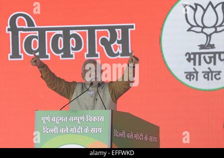 Neu-Delhi, Indien. 3. Februar 2015. Bharatiya Janata Party (BJP) Führer und der indische Premierminister Narendra Modi Adressen bei einer Wahl Rallye vor Wahlen zur Nationalversammlung von Delhi in Neu Delhi, Indien, 3. Februar 2015. © Partha Sarkar/Xinhua/Alamy Live-Nachrichten Stockfoto