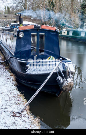 Narrowboats am Grand Union Canal im winter Stockfoto