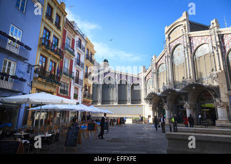 Eine Straße Café warten auf Kunden vor der Südfassade und Eingang zum Central Market Valencia Stockfoto