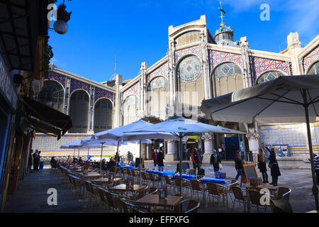 Eine Straße Café warten auf Kunden vor der Südfassade und Eingang zum Central Market Valencia Stockfoto