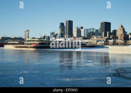 Skyline von Montreal im Winter, mit gefrorenen St.-Lorenz-Strom im Vordergrund Stockfoto