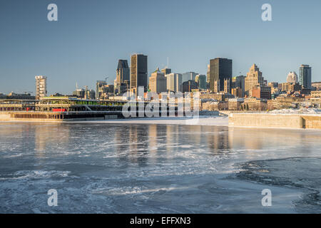 Skyline von Montreal im Winter, mit gefrorenen St.-Lorenz-Strom im Vordergrund Stockfoto