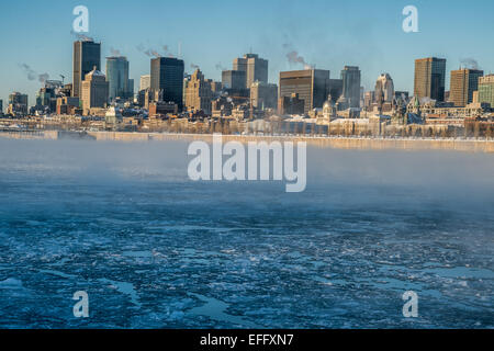 Skyline von Montreal im Winter, mit gefrorenen St.-Lorenz-Strom im Vordergrund Stockfoto