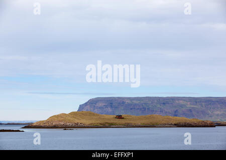 Ein kleines Haus auf einer Insel im Breidafjördur, Island. Stockfoto