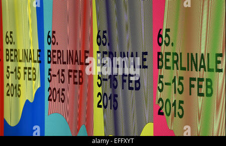 Berlin, Deutschland. 2. Februar 2015. Plakate der 65. Internationalen Filmfestspiele Berlinale Hyatt Hotel in Berlin, Deutschland, 2. Februar 2015 entnehmen. Die Berlinale ist vom 05 bis 15. Februar 2015 in Berlin statt. Foto: JENS KALAENE/Dpa/Alamy Live News Stockfoto