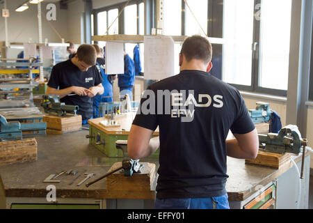 Dresden, Deutschland. 2. Februar 2015. Lehrlinge bei der EFW Elbe Flugzeug Werke GmbH stehen an Werkbänke mit Lastern in der Lehrwerkstatt in Dresden, Deutschland, 2. Februar 2015. Foto: Sebastian Kahnert/Dpa/Alamy Live News Stockfoto