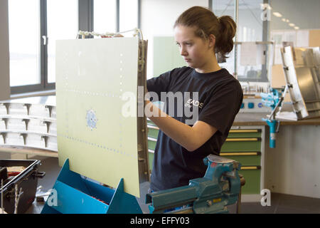 Dresden, Deutschland. 2. Februar 2015. 18 Jahre alte Zita Herdewig, ein Lehrling in Flugzeugtechnik, arbeiten auf Kabinenbeleuchtung in der Lehrwerkstatt bei EFW Elbe Flugzeug Werke GmbH in Dresden, Deutschland, 2. Februar 2015. Foto: Sebastian Kahnert/Dpa/Alamy Live News Stockfoto