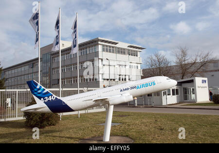 Dresden, Deutschland. 2. Februar 2015. Ein Modell des Airbus A340-200 vor dem Eingang zur EFW Elbe Aircraft Werke GmbH in Dresden, Deutschland, 2. Februar 2015. Foto: Sebastian Kahnert/Dpa/Alamy Live News Stockfoto