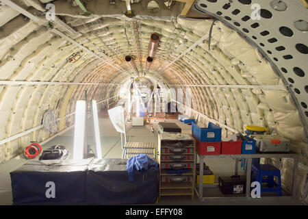 Dresden, Deutschland. 2. Februar 2015. Angestellter bei der EFW Elbe Flugzeug Werke GmbH in einem Airbus A300-600 in Dresden, Deutschland, 2. Februar 2015. Foto: Sebastian Kahnert/Dpa/Alamy Live News Stockfoto