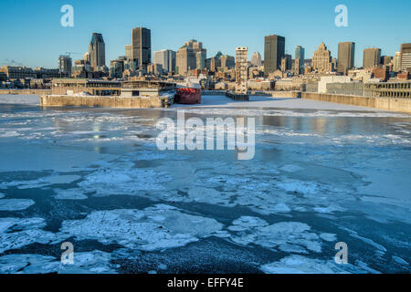 Skyline von Montreal im Winter, mit gefrorenen St.-Lorenz-Strom im Vordergrund Stockfoto