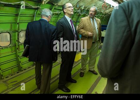 US-Arbeitsminister Thomas Perez sieht das Innere eines Flugzeugs während eines Besuchs in der Pima Community College of Aviation Technology 30. Januar 2015 in Tucson, Arizona. Stockfoto