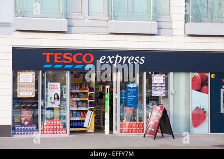 Tesco Express store, Shop vorne außen Eingang, Royal Victoria Dock, London, UK im Februar Stockfoto