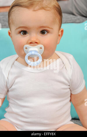 Kleinkind - Baby mit einem Schnuller im Mund Stockfoto