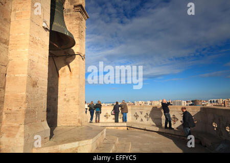 Touristen betrachten die Aussicht auf Valencia vom Glockenturm Miguelete in Valencia, Spanien Stockfoto