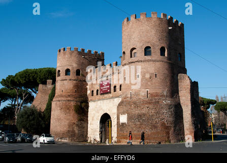St. Pauls Tor (Porta San Paolo, in italienischer Sprache) ist Teil des Komplexes der Aurelianischen Mauer, gebaut im Auftrag von Kaiser Aurelian 275 CE (Museo della Via Ostiense - Museum des Weges Ostian) Rom Italien Italienisch Stockfoto