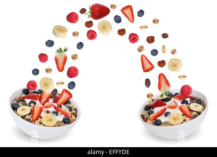 Fliegende Früchte-Müsli zum Frühstück in Schüssel mit Früchten wie Himbeeren, Heidelbeeren, Bananen und Erdbeeren Stockfoto