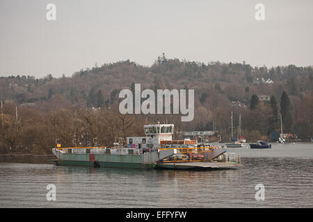 Autofähre Kreuzung Lake Windermere in Cumbria, im Frühjahr mit Yachten und Boote schaukeln auf ihre Liegeplätze. Stockfoto