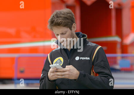 Jerez, Spanien. 3. Februar 2015. Französischer Formel-1 Fahrer Romain Grosjean von Lotus F1 Team geht auf der Koppel während des Trainings für die kommende Formel-1-Saison auf der Rennstrecke von Jerez in Jerez De La Frontera, Südspanien, 3. Februar 2015. Foto: Peter Steffen/Dpa/Alamy Live News Stockfoto