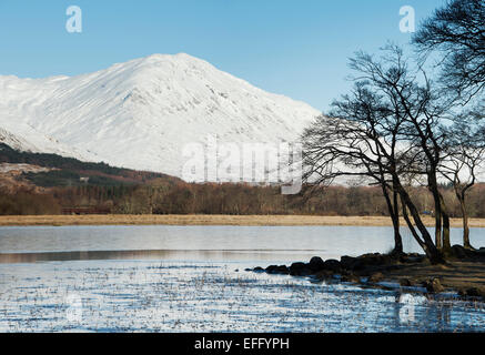 Loch Awe und Schnee bedeckt die Berge im Winter. Argyll and Bute, Scotland. Stockfoto