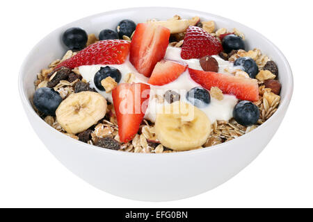 Früchte-Müsli zum Frühstück in Schüssel mit Früchten wie Himbeeren, Heidelbeeren, Banane und Erdbeere, isoliert Stockfoto
