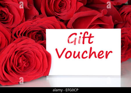 Rote Rosen mit Geschenk Gutschein Zertifikat für Geburtstag, Valentinstag oder Muttertag Stockfoto