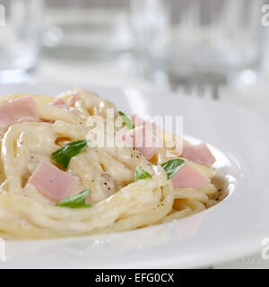 Italienische Spaghetti Carbonara Nudeln Nudeln Essen mit Schinken auf einem Teller Stockfoto