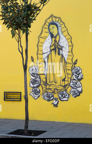 Oaxaca, Mexiko - malte ein Bild der Jungfrau Maria an der Wand eines Gebäudes. Stockfoto