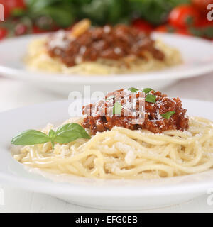 Spaghetti Nudeln Nudeln mit Bolognese-Soße-Mahlzeit mit Tomaten auf einem Teller Stockfoto