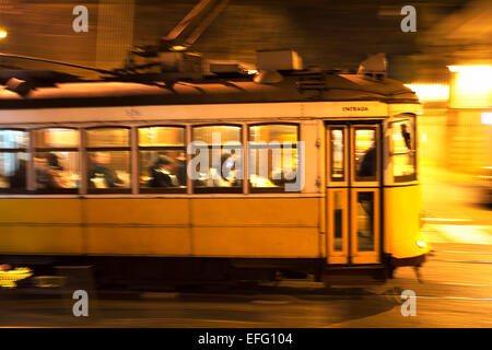 Berühmten Straßenbahn 28 in der Nacht in Lissabon, Portugal. Bewegungsunschärfe Stockfoto