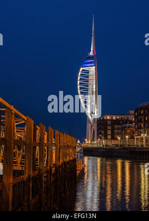 Spinnaker Tower bei Nacht Stockfoto