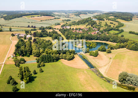 Luftaufnahme von West Wycombe Park stattliches Haus und See in ländlichen Landschaft, Buckinghamshire, England Stockfoto