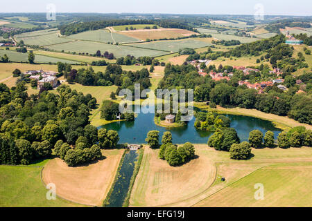 Luftaufnahme von West Wycombe Park stattliches Haus und See in ländlichen Landschaft, Buckinghamshire, England Stockfoto