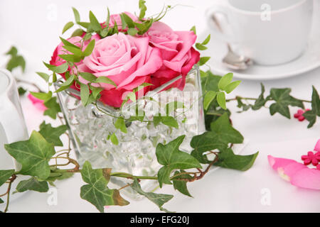 Feierlich gedeckten Tisch für eine Hochzeit mit weißen und rosa Stockfoto