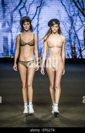 Barcelona, Katalonien, Spanien. 3. Februar 2015. Modelle zu Fuß die Start-und Landebahn präsentiert die neue Kollektion von TCN auf 080 Barcelona Fashion Woche Credit: Matthias Oesterle/ZUMA Wire/ZUMAPRESS.com/Alamy Live News Stockfoto