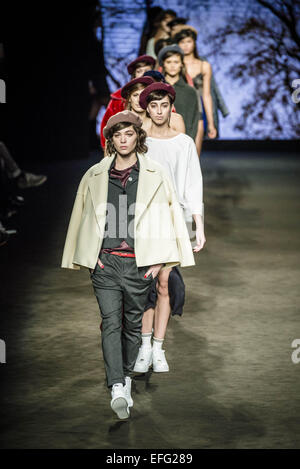 Barcelona, Katalonien, Spanien. 3. Februar 2015. Modelle zu Fuß die Start-und Landebahn präsentiert die neue Kollektion von TCN auf 080 Barcelona Fashion Woche Credit: Matthias Oesterle/ZUMA Wire/ZUMAPRESS.com/Alamy Live News Stockfoto