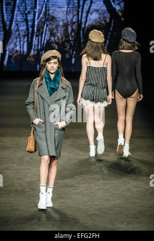 Barcelona, Katalonien, Spanien. 3. Februar 2015. Modelle zu Fuß die Start-und Landebahn präsentiert die neue Kollektion von TCN auf 080 Barcelona Fashion Woche Credit: Matthias Oesterle/ZUMA Wire/ZUMAPRESS.com/Alamy Live News Stockfoto