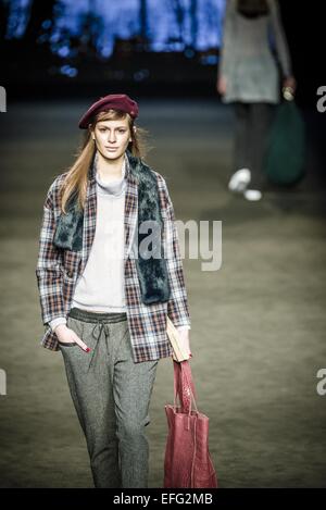 Barcelona, Katalonien, Spanien. 3. Februar 2015. Modelle zu Fuß die Start-und Landebahn präsentiert die neue Kollektion von TCN auf 080 Barcelona Fashion Woche Credit: Matthias Oesterle/ZUMA Wire/ZUMAPRESS.com/Alamy Live News Stockfoto