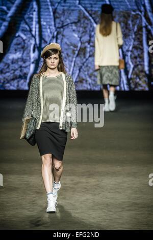 Barcelona, Katalonien, Spanien. 3. Februar 2015. Modelle zu Fuß die Start-und Landebahn präsentiert die neue Kollektion von TCN auf 080 Barcelona Fashion Woche Credit: Matthias Oesterle/ZUMA Wire/ZUMAPRESS.com/Alamy Live News Stockfoto